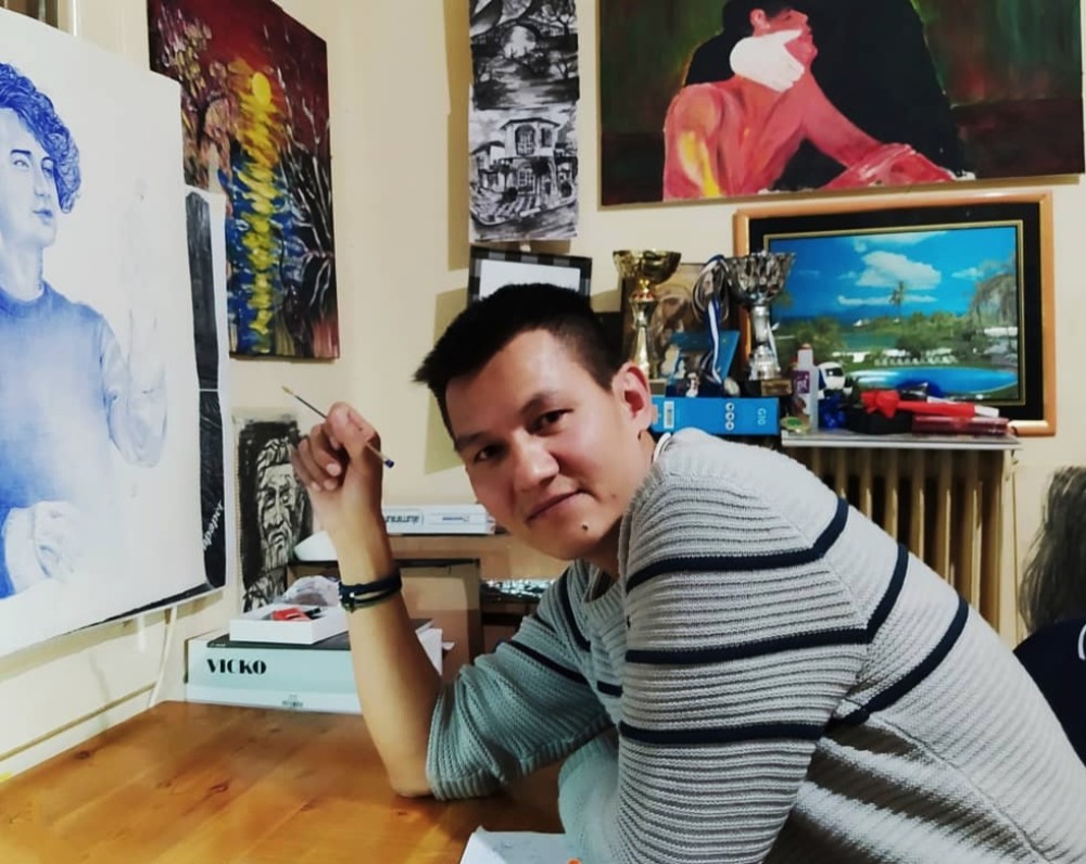 Αφγανός που ζει στην Ελλάδα ζωγραφίζει τα προσωπικά του βιώματα