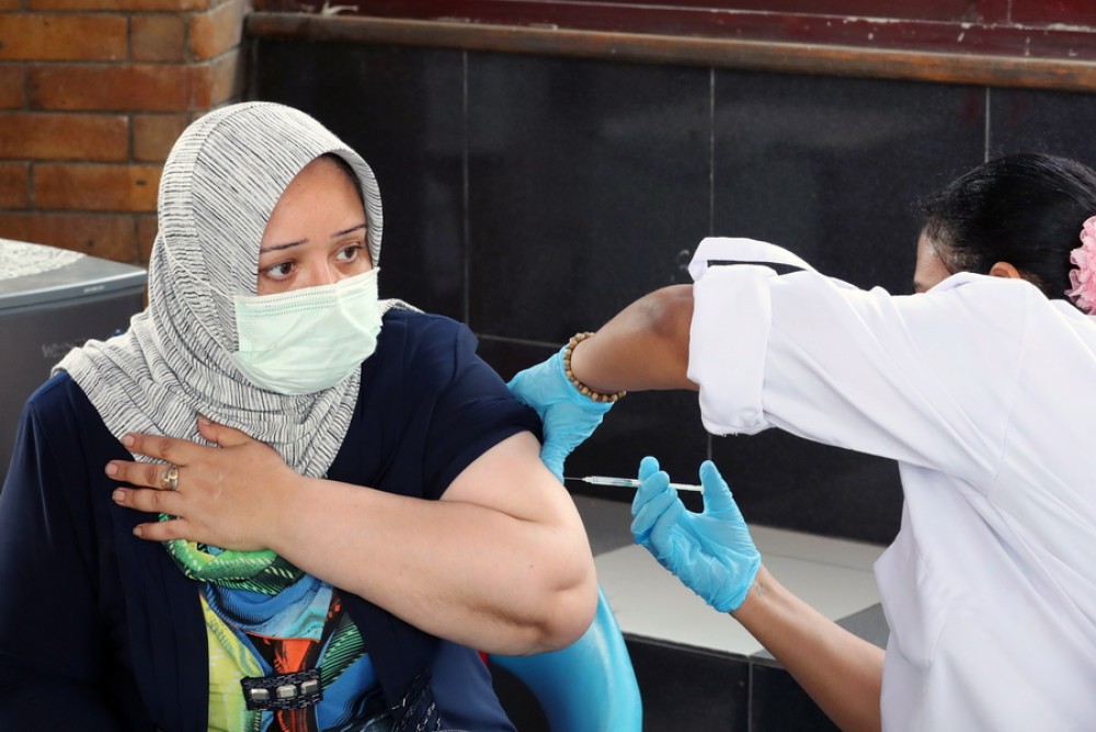 Αίγυπτος: Οι ανεμβολίαστοι δημόσιοι υπάλληλοι δεν θα μπορούν να λαμβάνουν ούτε και τους μισθούς τους