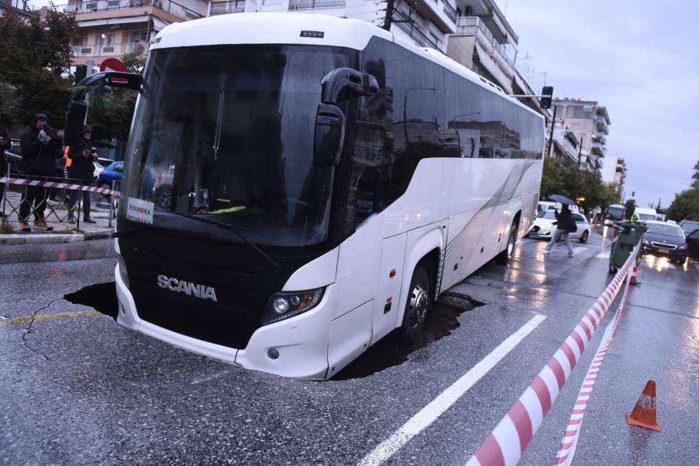 Θεσσαλονίκη: Λεωφορείο “βυθίστηκε” σε δρόμο