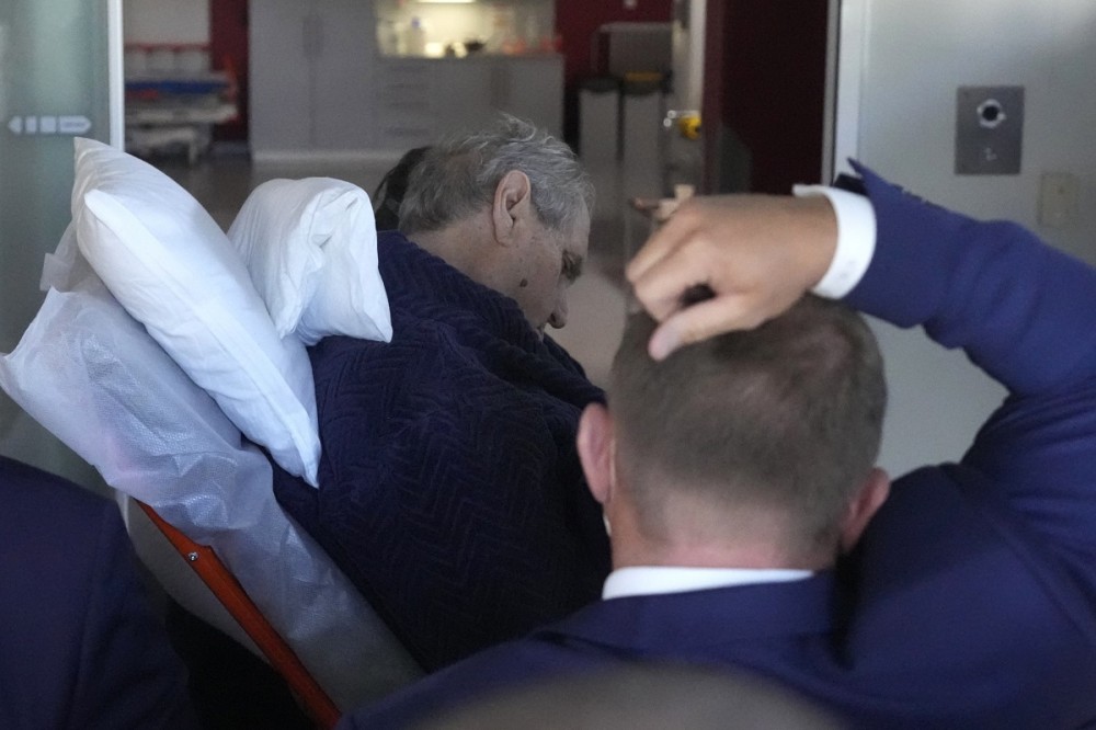 Τσεχία: Στην Μονάδα Εντατικής Θεραπείας νοσηλεύεται ο πρόεδρος Ζέμαν