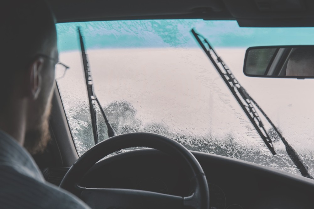 Πώς θα οδηγείτε με ασφάλεια όταν βρέχει: Οι απαραίτητες ενέργειες