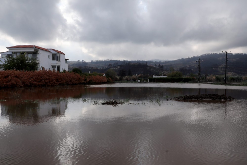 Πλημμυρικά φαινόμενα και κατολισθήσεις προκάλεσε η κακοκαιρία σε Αγρίνιο και Μεσολόγγι