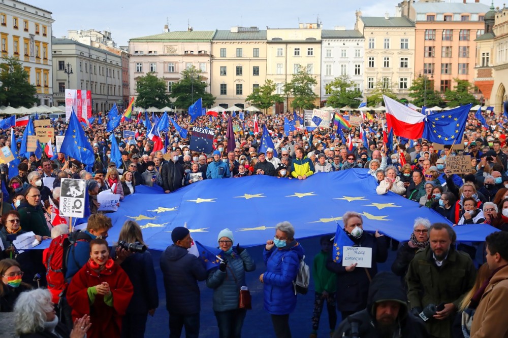 Πολωνία: Δεκάδες χιλιάδες Πολωνοί διαδήλωσαν υπέρ της Ευρωπαϊκής Ένωσης