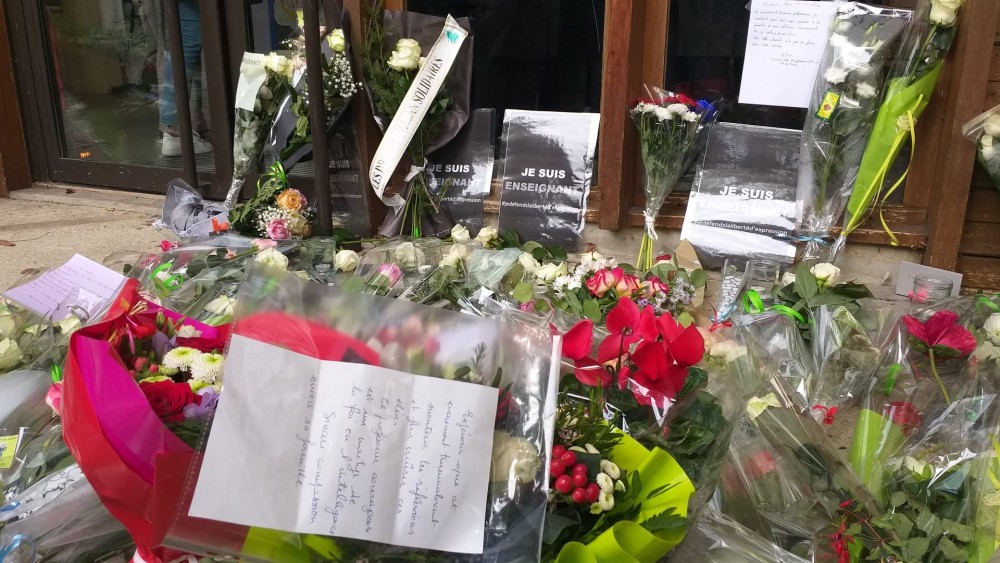 Γαλλία: Aποτίει φόρο τιμής στον εκπαιδευτικό που σκοτώθηκε επειδή έδειξε στην τάξη του σκίτσα του Μωάμεθ