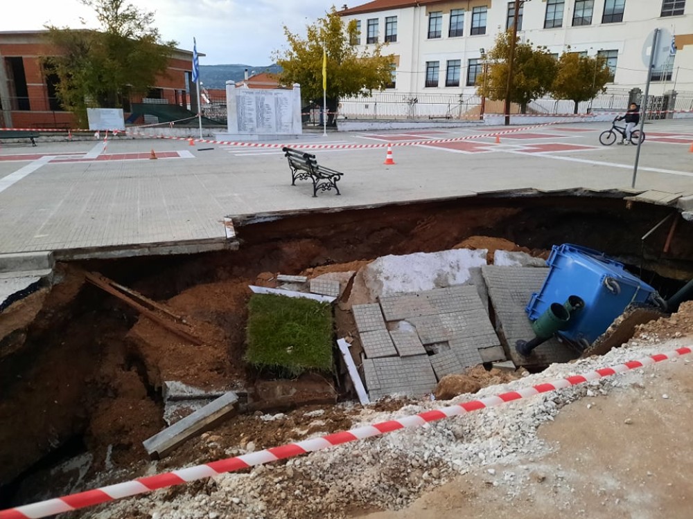 Σέρρες: Άνοιξε τεράστια τρύπα σε κεντρικό δρόμο στο Νέο Σούλι