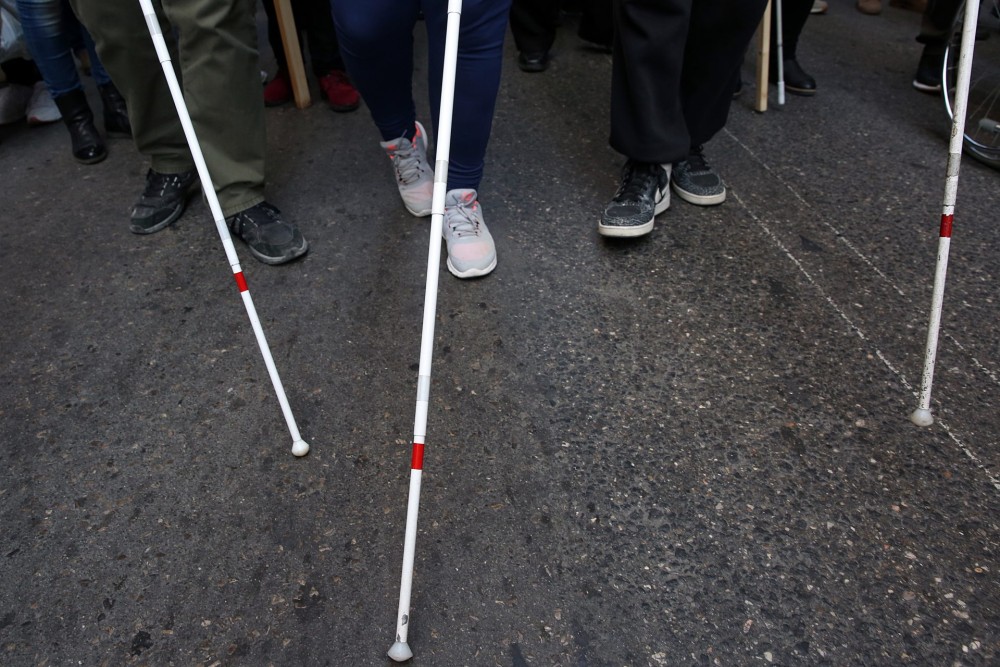Μαρτύριο για τους τυφλούς: Τους αναγκάζουν να εξετάζονται κάθε δύο χρόνια