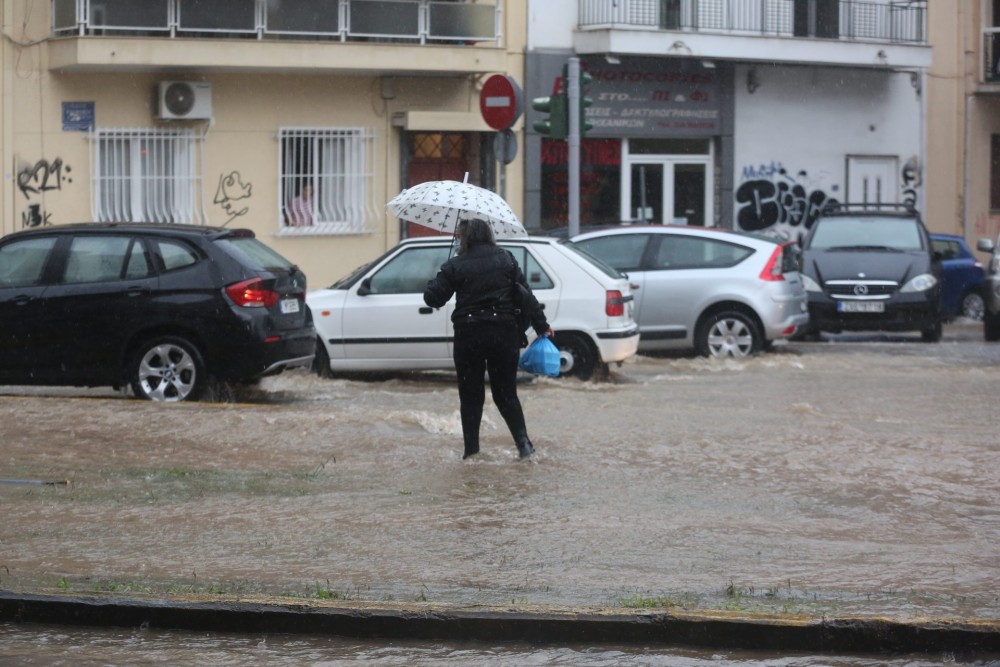 Θεσσαλονίκη: Διακοπές κυκλοφορίας λόγω συσσώρευσης υδάτων