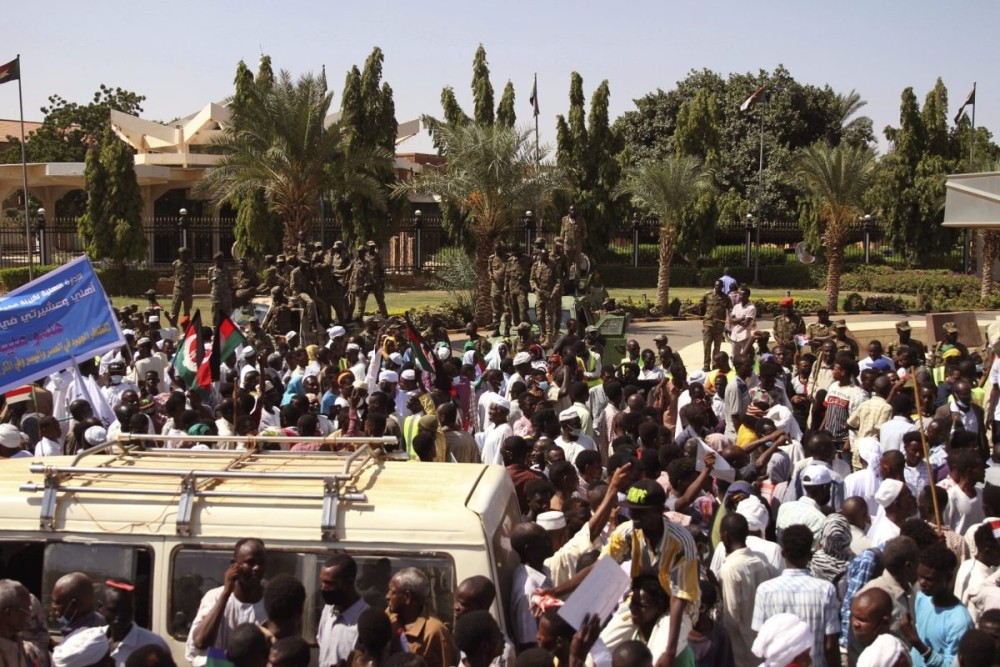 Σουδάν: Χιλιάδες διαδηλωτές ζήτησαν από τον στρατό ν&#8217; αναλάβει την εξουσία