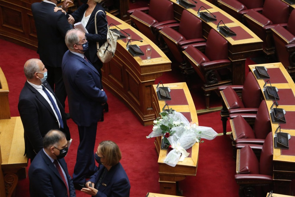 Ο Κωνσταντίνος Τασούλας αποχαιρέτισε την Φώφη Γεννηματά στην Ολομέλεια του Κοινοβουλίου