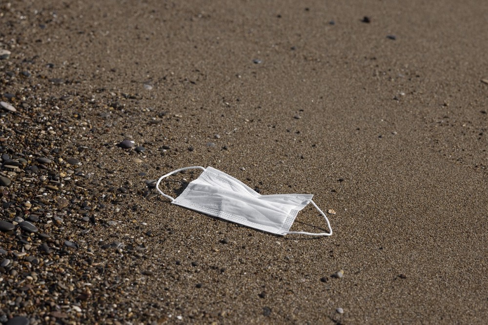 Ο κορωνοϊός ρυπαίνει τις θάλασσες του πλανήτη: 26.000 έξτρα πλαστικά απόβλητα