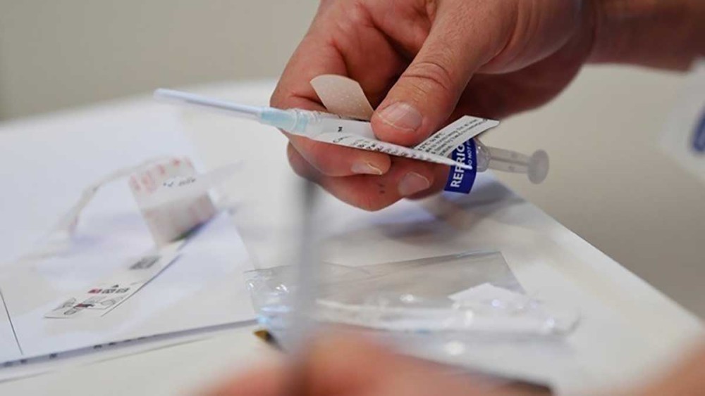 Κορωνοϊός-Καπραβέλος: Όλοι πρέπει να κάνουν την τρίτη δόση εμβολίου