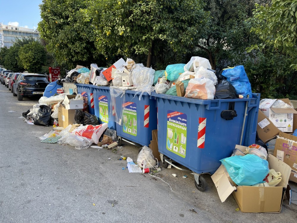 SOS εκπέμπει η Καλλιθέα: Τόνοι σκουπιδιών στους δρόμους