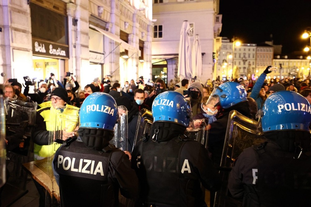 Ιταλία: Η αστυνομία απαγόρευσε την είσοδο αντιεμβολιαστών στην κεντρική πλατεία της Τεργέστης