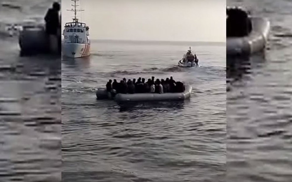 Η τουρκική ακτοφυλακή κατευθύνει σκάφος με μετανάστες στις ακτές της Λέσβου (βίντεο)