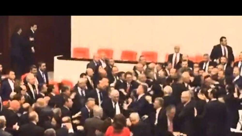 Τουρκία: Σε ρινγκ μετατράπηκε η Βουλή λόγω Ερντογάν (vid)
