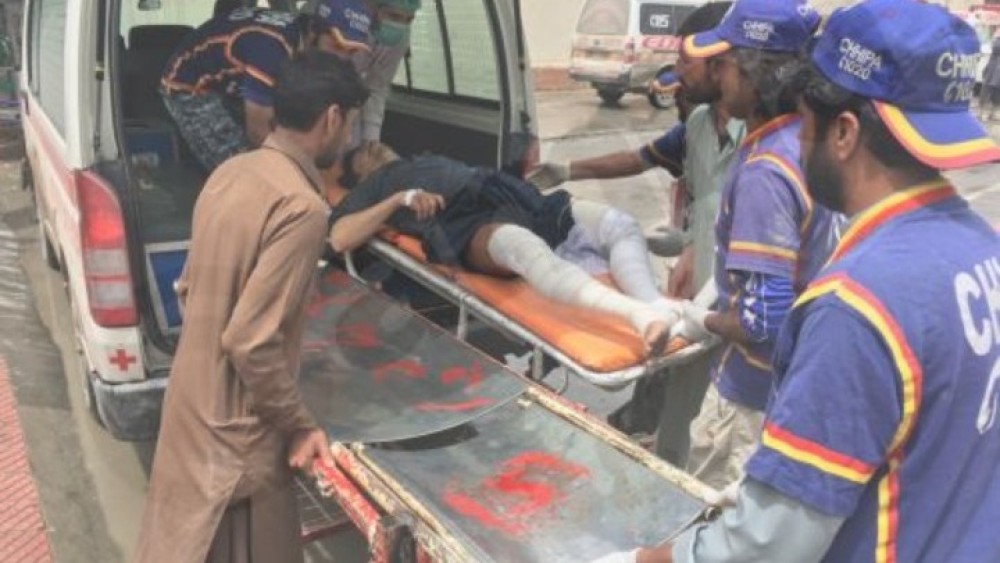 Τρένο συγκρούστηκε με λεωφορείο στο Πακιστάν &#8211; 30 νεκροί