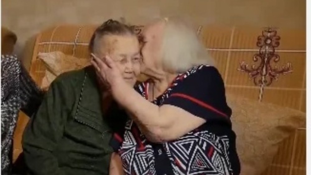 Δύο αδερφές που είχαν χαθεί στον Β&#8217; Παγκόσμιο Πόλεμο ξανασυναντήθηκαν έπειτα από 78 χρόνια (vid)