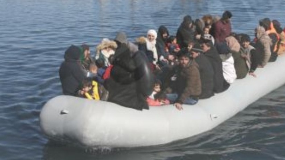 Βάρκα με 42 μετανάστες έφθασε στη Μυτιλήνη