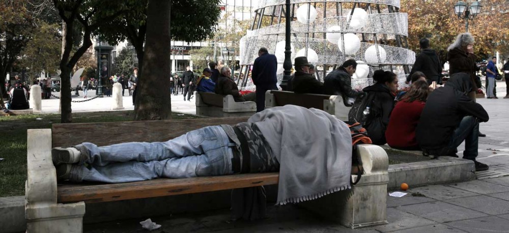 Θλιβερές πρωτιές για την Ελλάδα: Αντιμέτωπος με την φτώχεια ένας στους τρεις