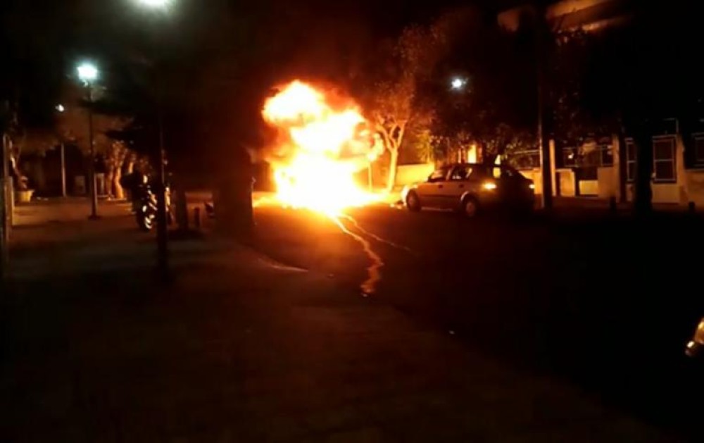 Έκρηξη σε αυτοκίνητο εκδότη στην Αγία Βαρβάρα (vid)
