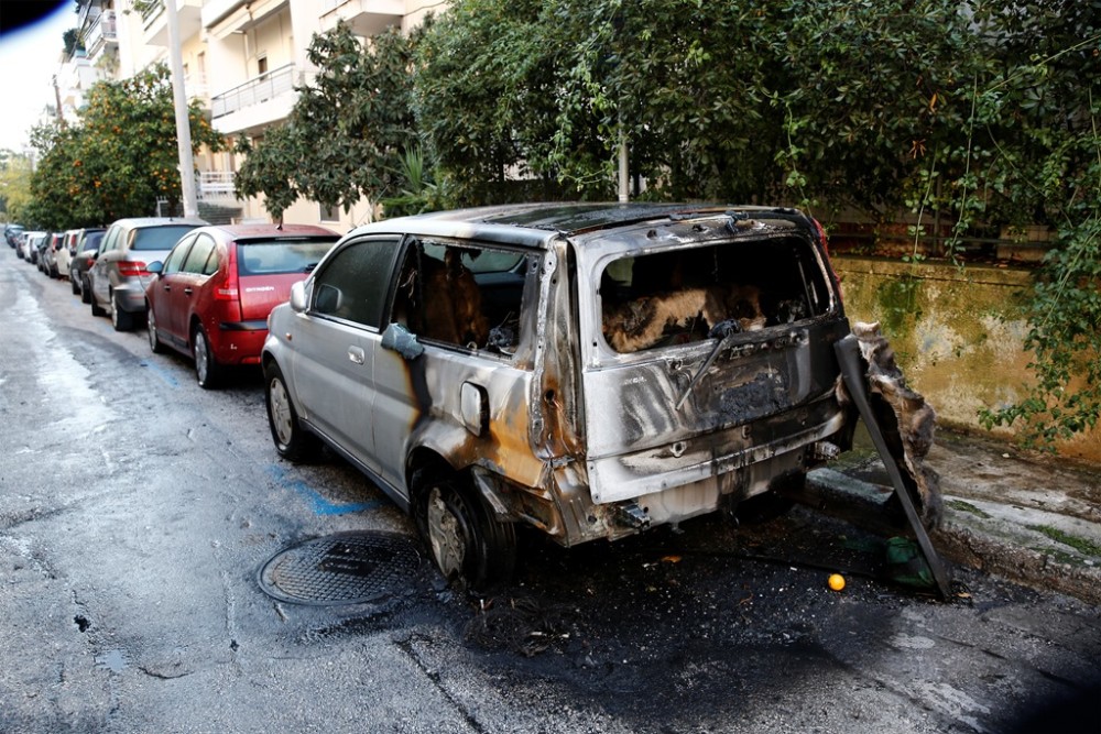 Νύχτα εμπρησμών στην Αττική: Πυρπόλησαν αυτοκίνητα, καφετέρια και ΑΤΜ
