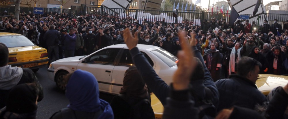 Διαδηλωτές στην Τεχεράνη ζητούν την παραίτηση Χαμενεΐ (vid)