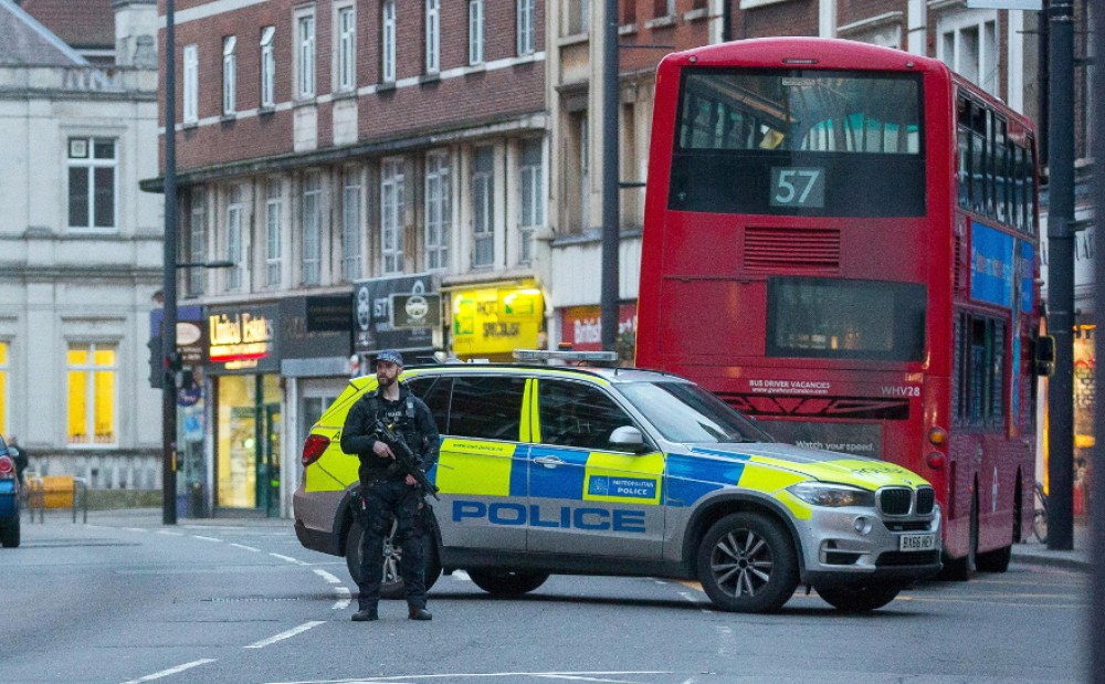 Συναγερμός στο Λονδίνο για επίθεση με μαχαίρι σε σταθμό τρένου