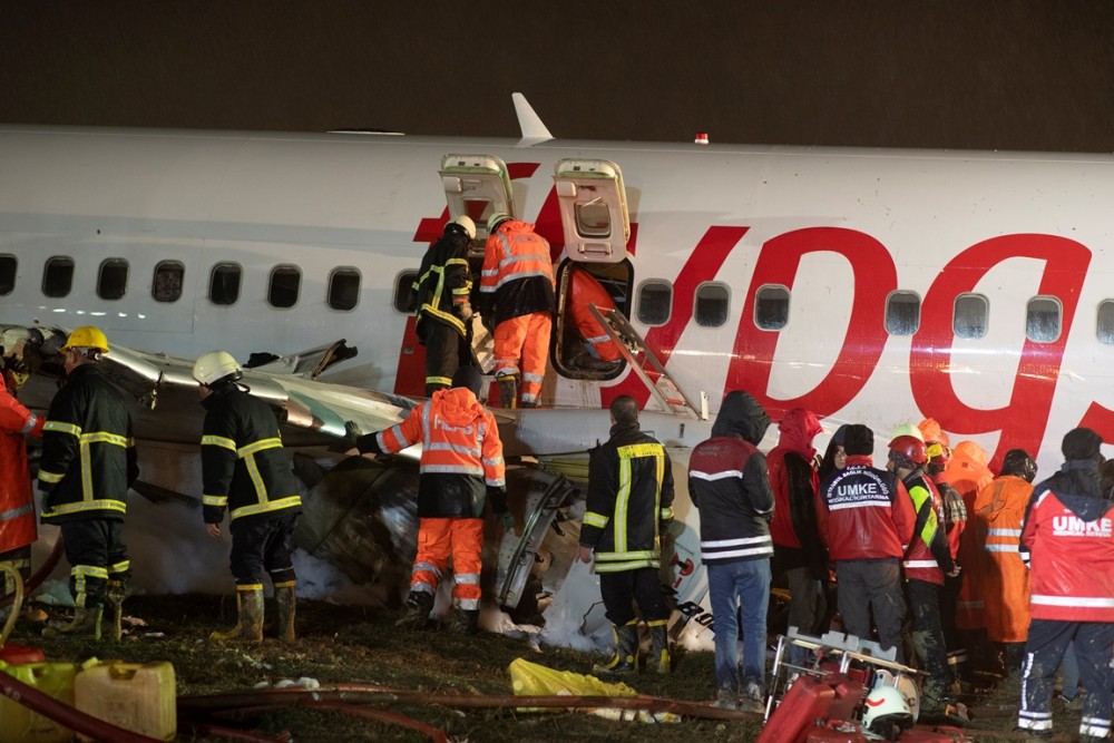 Αεροπλάνο κόπηκε στα τρία στην Κωνσταντινούπολη