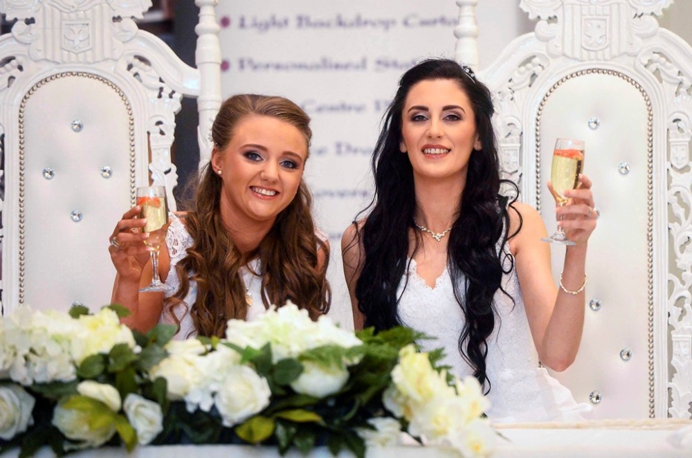 Δύο γυναίκες έγιναν το πρώτο ζευγάρι που παντρεύεται στη Βόρεια Ιρλανδία