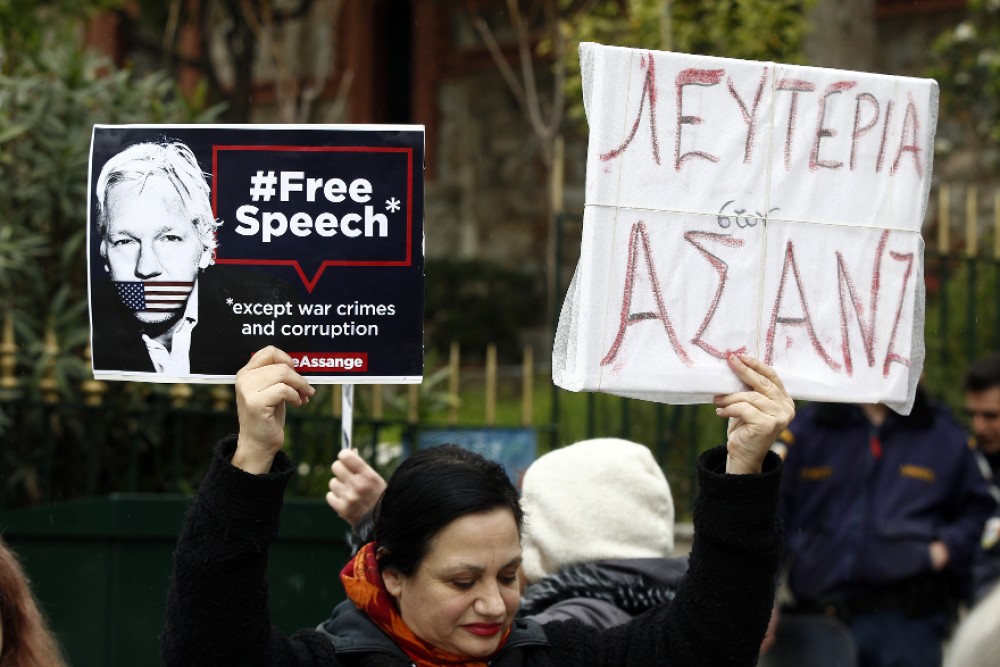 Διαμαρτυρία για τον Ασάνζ στη βρετανική πρεσβεία της Αθήνας