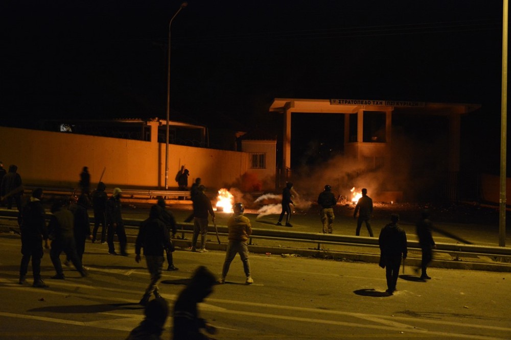 Νέες συγκρούσεις στη Μυτιλήνη: Υπό πολιορκία αστυνομικοί σε στρατόπεδο