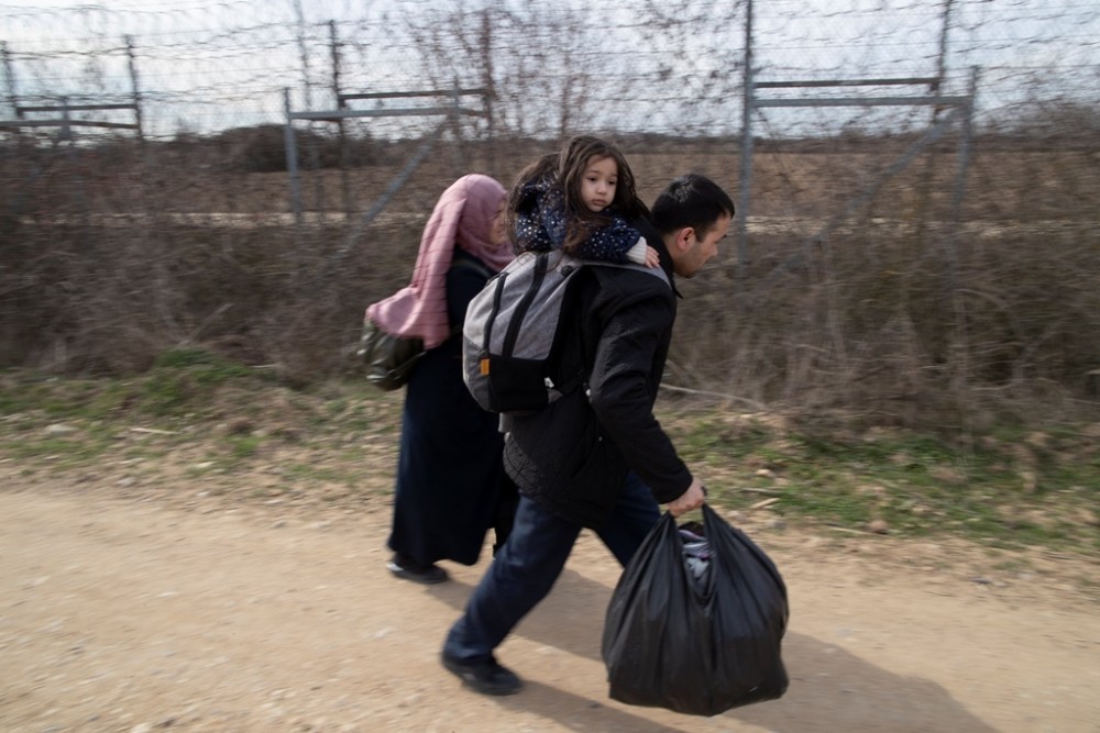 Πρόσφυγες επιβιβάζονται σε βάρκες προς τα ελληνικά νησιά (vid)