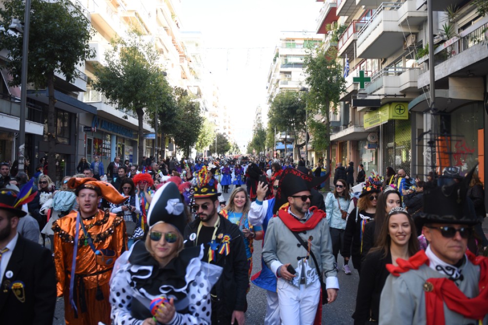 Κεραυνοί του καθηγητή Μόσιαλου για κορωνοϊό: Ανευθυνότητα η παρέλαση στην Πάτρα