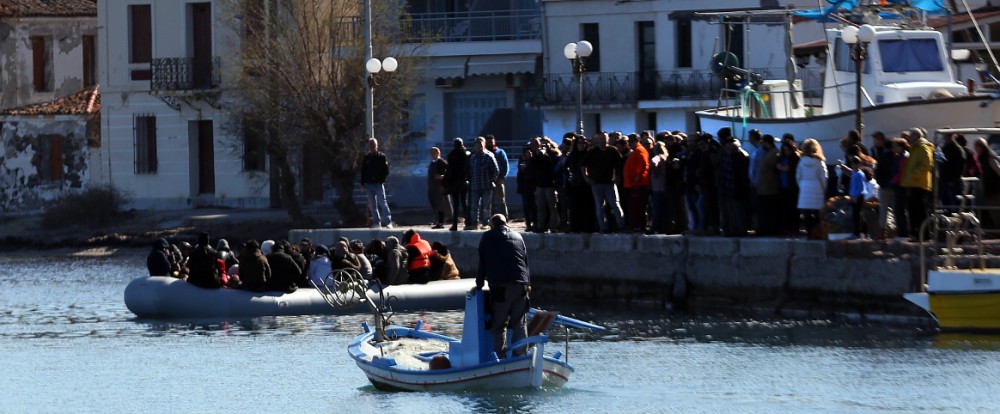 Κόπηκε στα δύο η Λέσβος: Δήμος και κάτοικοι μπλοκάρουν τη Μόρια και ζητούν πλοία