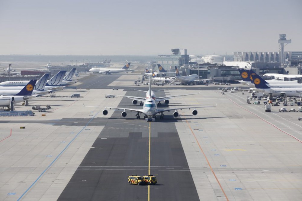 Πτήση θρίλερ για τις Βρυξέλλες: Στο αεροσκάφος Σταϊκούρας, Λοβέρδος, Χαρδαλιάς