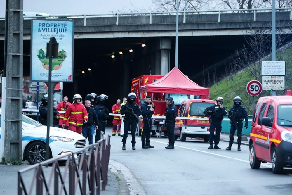 Επίθεση με μαχαίρι στο Παρίσι &#8211; Δύο νεκροί, πολλοί τραυματίες