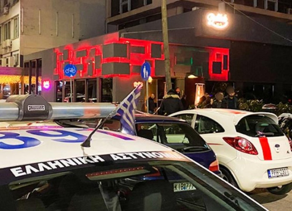 Θεσσαλονίκη: &#8220;Γάζωσαν&#8221; πορτιέρη καταστήματος σε κατάμεστο μπαρ (vid)