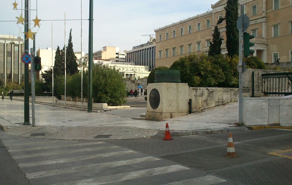 Ράμπα για ΑΜΕΑ στον Άγνωστο Στρατιώτη κατασκεύασε ο Δήμος Αθηναίων (pic)