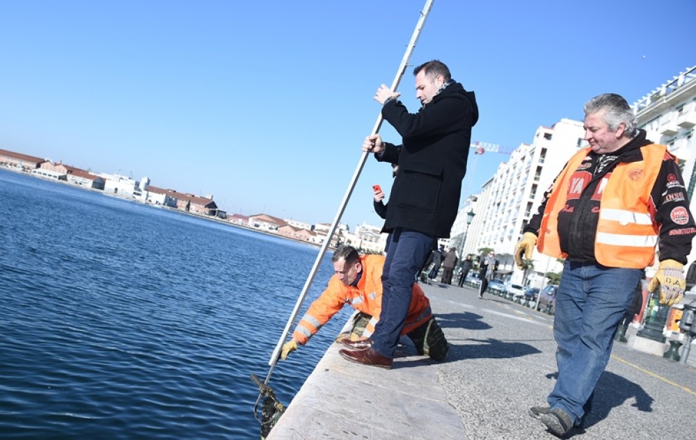 Θεσσαλονίκη: «Ψάρεψαν» 50 ηλεκτρικά πατίνια από τον Θερμαϊκό