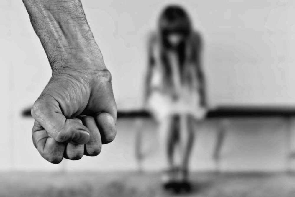 Λάρισα: Ο πατέρας της τη βίαζε, η μητέρα της την «έσπρωχνε» στην πορνεία