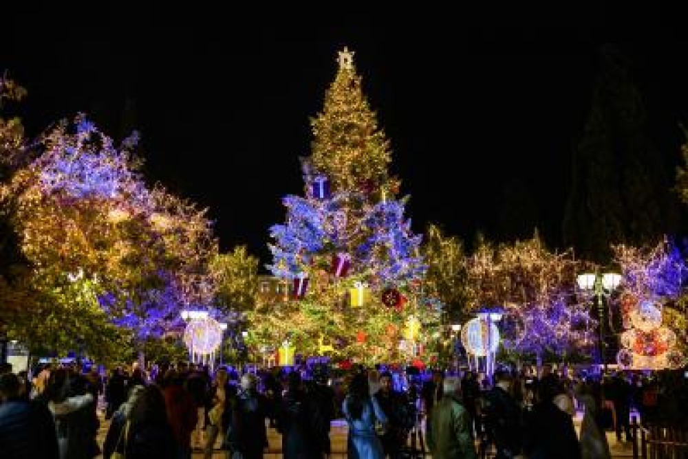 Σύνταγμα – Φαντασμαγορική η φωταγώγηση του Χριστουγεννιάτικου Δέντρου