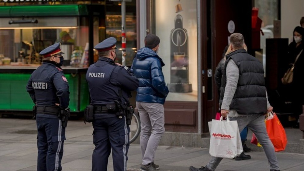 Μπήκε σε lockdown η Αυστρία-Ταραχές στην Ευρώπη κατά των περιοριστικών μέτρων