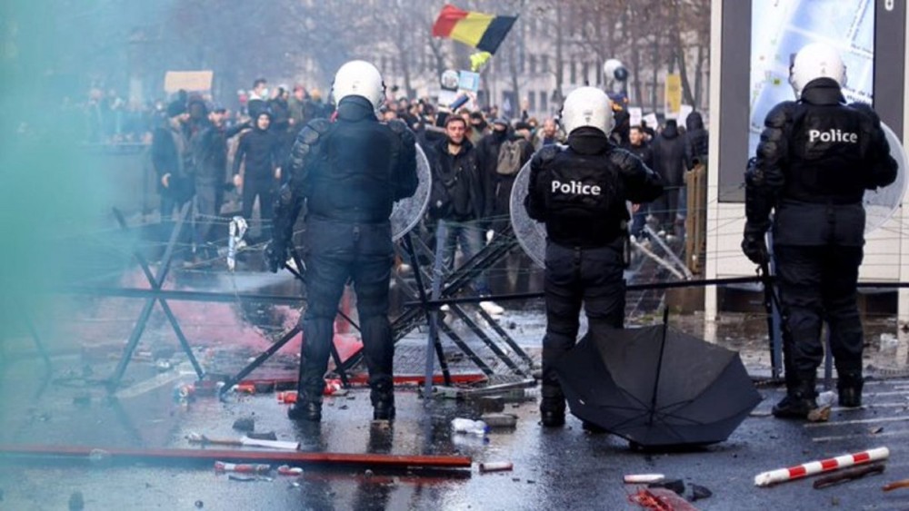Επεισόδια στις Βρυξέλλες, σε διαδήλωση ενάντια στα περιοριστικά μέτρα