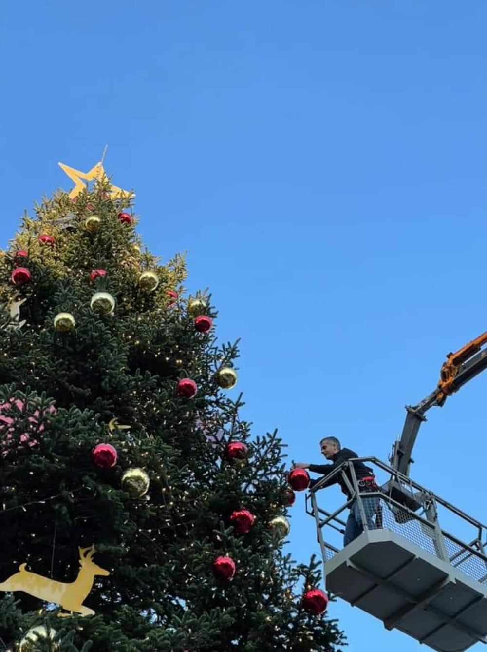 O Κώστας Μπακογιάννης τοποθέτησε την τελευταία μπάλα στο χριστουγεννιάτικο δέντρο στο Σύνταγμα