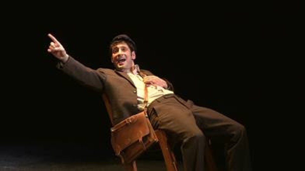 Θεατρική Σκηνή Αθηναϊς: Il Postino -Ο Ταχυδρόμος του Νερούδα του Αντόνιο Σκάρμετα