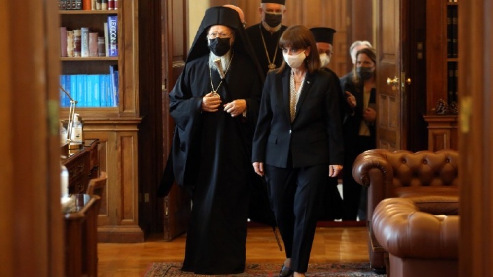 Συνάντηση της Σακελλαροπούλου με τον Οικουμενικό Πατριάρχη στο Προεδρικό Μέγαρο