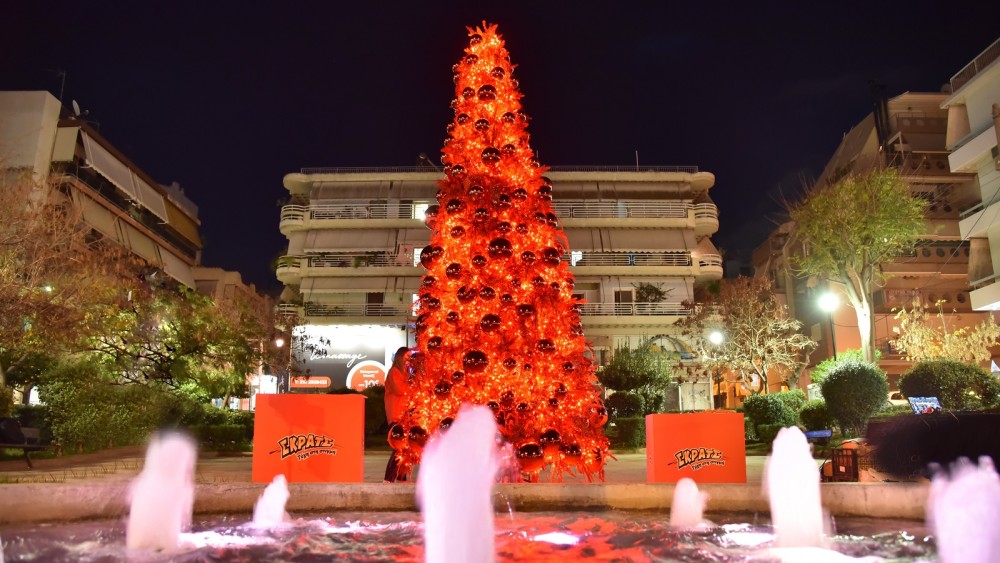 Εορταστικό χρώμα στο Γαλάτσι από το ΣΚΡΑΤΣ-Στόλισε την πλατεία Μανδηλαρά με ένα κατακόκκινο χριστουγεννιάτικο δέντρο