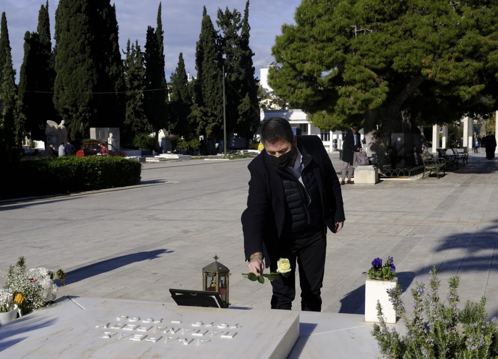 Νίκος Ανδρουλάκης: Ένα λουλούδι στον τάφο της Φώφης Γεννηματά