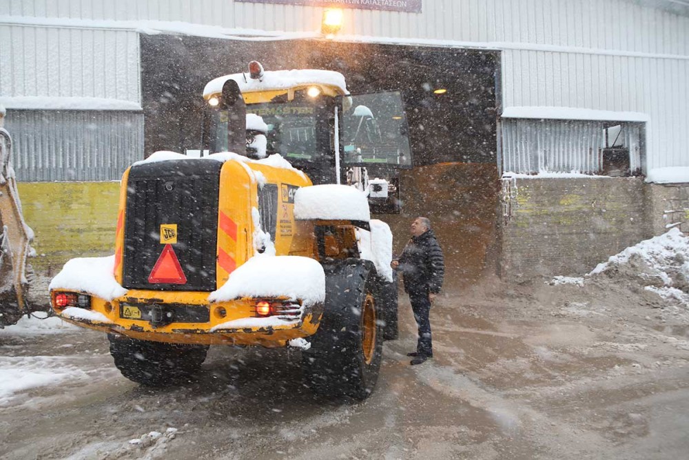 Πελοπόννησος: Προβλήματα στο επαρχιακό οδικό δίκτυο έχει προκαλέσει η συνεχής χιονόπτωση