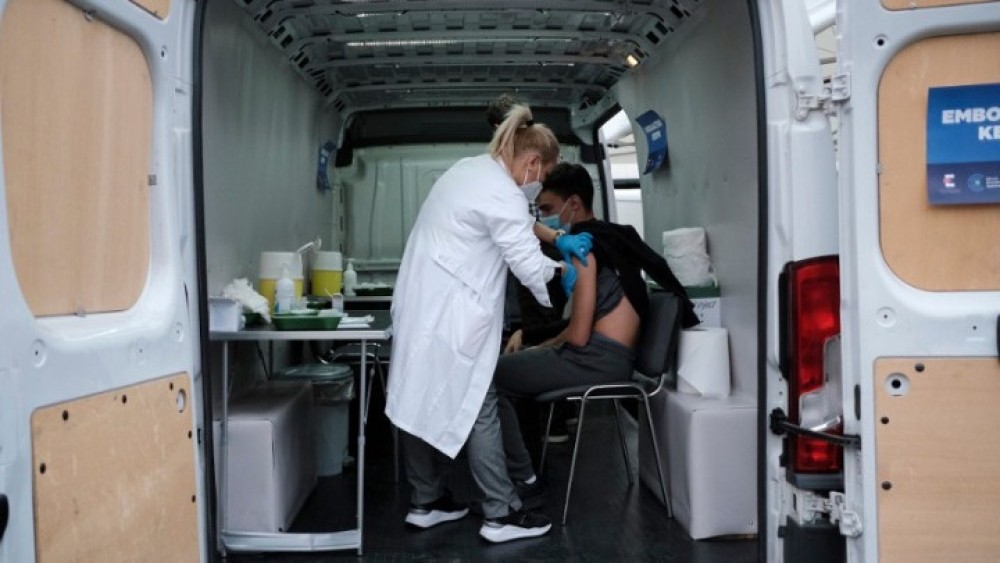 Μεγάλη η συμμετοχή για εμβολιασμό στην πλατεία Αριστοτέλους: Προσήλθαν περισσότεροι από 170 ενήλικες